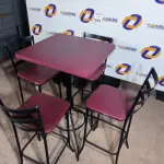 LOTE 100 - 01 MESA BISTRÔ QUADRADO COM 04 BANQUETAS ALTA. (NO ESTADO) ATENÇÃO! FAZER A VISITAÇÃO ANTES DE ARREMATAR, NÃO SABEMOS SE FUNCIONA. LEILÃO NÃO TEM GARANTIA E NEM DEVOLUÇÃO, SUJEITO A POSSÍVEIS AVARIAS VISÍVEIS/OCULTAS E/OU AUSÊNCIA DE COMPONENTES.