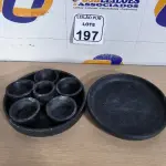 LOTE 197 - 01 CAÇAROLA DE PEDRA COM MOLHEIRAS E 01 PRATO DE PEDRA. (NO ESTADO) ATENÇÃO! FAZER A VISITAÇÃO ANTES DE ARREMATAR, NÃO SABEMOS SE FUNCIONA. LEILÃO NÃO TEM GARANTIA E NEM DEVOLUÇÃO, SUJEITO A POSSÍVEIS AVARIAS VISÍVEIS/OCULTAS E/OU AUSÊNCIA DE COMPONENTES.