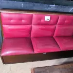 LOTE 164 - 01 SOFÁ PARA LANCHONETE 03 LUGARES. (NO ESTADO) ATENÇÃO! FAZER A VISITAÇÃO ANTES DE ARREMATAR, NÃO SABEMOS SE FUNCIONA. LEILÃO NÃO TEM GARANTIA E NEM DEVOLUÇÃO, SUJEITO A POSSÍVEIS AVARIAS VISÍVEIS/OCULTAS E/OU AUSÊNCIA DE COMPONENTES.