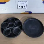 LOTE 197 - 01 CAÇAROLA DE PEDRA COM MOLHEIRAS E 01 PRATO DE PEDRA. (NO ESTADO) ATENÇÃO! FAZER A VISITAÇÃO ANTES DE ARREMATAR, NÃO SABEMOS SE FUNCIONA. LEILÃO NÃO TEM GARANTIA E NEM DEVOLUÇÃO, SUJEITO A POSSÍVEIS AVARIAS VISÍVEIS/OCULTAS E/OU AUSÊNCIA DE COMPONENTES.
