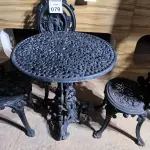 LOTE 079 - 01 MESA DE FERRO FUNDIDO COM 03 CADEIRAS PARA PISCINA COR PRETA. (NO ESTADO) ATENÇÃO! FAZER A VISITAÇÃO ANTES DE ARREMATAR, NÃO SABEMOS SE FUNCIONA. LEILÃO NÃO TEM GARANTIA E NEM DEVOLUÇÃO, SUJEITO A POSSÍVEIS AVARIAS VISÍVEIS/OCULTAS E/OU AUSÊNCIA DE COMPONENTES.