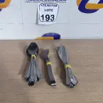 LOTE 193 - 10 GARFOS, 10 COLHERES E 08 FACAS DE MESA. (NO ESTADO) ATENÇÃO! FAZER A VISITAÇÃO ANTES DE ARREMATAR, NÃO SABEMOS SE FUNCIONA. LEILÃO NÃO TEM GARANTIA E NEM DEVOLUÇÃO, SUJEITO A POSSÍVEIS AVARIAS VISÍVEIS/OCULTAS E/OU AUSÊNCIA DE COMPONENTES.