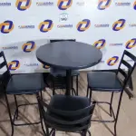 LOTE 040 - 01 MESA BISTRÔ COM 04 BANQUETAS ALTAS. (NO ESTADO) ATENÇÃO! FAZER A VISITAÇÃO ANTES DE ARREMATAR, NÃO SABEMOS SE FUNCIONA. LEILÃO NÃO TEM GARANTIA E NEM DEVOLUÇÃO, SUJEITO A POSSÍVEIS AVARIAS VISÍVEIS/OCULTAS E/OU AUSÊNCIA DE COMPONENTES.