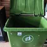 LOTE 186 - 01 LIXEIRA CONTAINER EM PLÁSTICO 660 LITROS. (NO ESTADO) ATENÇÃO! FAZER A VISITAÇÃO ANTES DE ARREMATAR, NÃO SABEMOS SE FUNCIONA. LEILÃO NÃO TEM GARANTIA E NEM DEVOLUÇÃO, SUJEITO A POSSÍVEIS AVARIAS VISÍVEIS/OCULTAS E/OU AUSÊNCIA DE COMPONENTES.