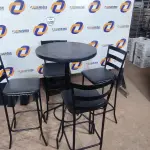 LOTE 120 - 01 MESA BISTRÔ COM 04 BANQUETAS ALTAS. (NO ESTADO) ATENÇÃO! FAZER A VISITAÇÃO ANTES DE ARREMATAR, NÃO SABEMOS SE FUNCIONA. LEILÃO NÃO TEM GARANTIA E NEM DEVOLUÇÃO, SUJEITO A POSSÍVEIS AVARIAS VISÍVEIS/OCULTAS E/OU AUSÊNCIA DE COMPONENTES.