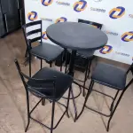 LOTE 170 - 01 MESA BISTRÔ COM 04 BANQUETAS ALTAS. (NO ESTADO) ATENÇÃO! FAZER A VISITAÇÃO ANTES DE ARREMATAR, NÃO SABEMOS SE FUNCIONA. LEILÃO NÃO TEM GARANTIA E NEM DEVOLUÇÃO, SUJEITO A POSSÍVEIS AVARIAS VISÍVEIS/OCULTAS E/OU AUSÊNCIA DE COMPONENTES.