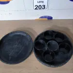 LOTE 203 - 01 PRATO DE PEDRA COM MOLHEIRAS E 01 PRATO DE PEDRA. (NO ESTADO) ATENÇÃO! FAZER A VISITAÇÃO ANTES DE ARREMATAR, NÃO SABEMOS SE FUNCIONA. LEILÃO NÃO TEM GARANTIA E NEM DEVOLUÇÃO, SUJEITO A POSSÍVEIS AVARIAS VISÍVEIS/OCULTAS E/OU AUSÊNCIA DE COMPONENTES.