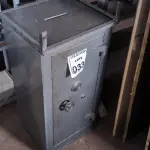 LOTE 033 - 01 COFRE COM BOCA DE LOBO E COM SENHA . (NO ESTADO) ATENÇÃO! FAZER A VISITAÇÃO ANTES DE ARREMATAR, NÃO SABEMOS SE FUNCIONA. LEILÃO NÃO TEM GARANTIA E NEM DEVOLUÇÃO, SUJEITO A POSSÍVEIS AVARIAS VISÍVEIS/OCULTAS E/OU AUSÊNCIA DE COMPONENTES.