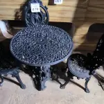 LOTE 079 - 01 MESA DE FERRO FUNDIDO COM 03 CADEIRAS PARA PISCINA COR PRETA. (NO ESTADO) ATENÇÃO! FAZER A VISITAÇÃO ANTES DE ARREMATAR, NÃO SABEMOS SE FUNCIONA. LEILÃO NÃO TEM GARANTIA E NEM DEVOLUÇÃO, SUJEITO A POSSÍVEIS AVARIAS VISÍVEIS/OCULTAS E/OU AUSÊNCIA DE COMPONENTES.