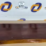 LOTE 072 - 01 TÁBUA EM MADEIRA PARA BANCADA 2,30CM X 0,30CM. (NO ESTADO) ATENÇÃO! FAZER A VISITAÇÃO ANTES DE ARREMATAR, NÃO SABEMOS SE FUNCIONA. LEILÃO NÃO TEM GARANTIA E NEM DEVOLUÇÃO, SUJEITO A POSSÍVEIS AVARIAS VISÍVEIS/OCULTAS E/OU AUSÊNCIA DE COMPONENTES.