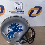 LOTE 124 - 01 CAPACETE DE FUTEBOL AMERICANO PARA DECORAÇÃO. (NO ESTADO) ATENÇÃO! FAZER A VISITAÇÃO ANTES DE ARREMATAR, NÃO SABEMOS SE FUNCIONA. LEILÃO NÃO TEM GARANTIA E NEM DEVOLUÇÃO, SUJEITO A POSSÍVEIS AVARIAS VISÍVEIS/OCULTAS E/OU AUSÊNCIA DE COMPONENTES.