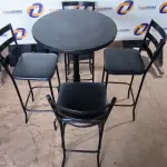 LOTE 160 - 01 MESA BISTRÔ COM 04 BANQUETAS ALTA. (NO ESTADO) ATENÇÃO! FAZER A VISITAÇÃO ANTES DE ARREMATAR, NÃO SABEMOS SE FUNCIONA. LEILÃO NÃO TEM GARANTIA E NEM DEVOLUÇÃO, SUJEITO A POSSÍVEIS AVARIAS VISÍVEIS/OCULTAS E/OU AUSÊNCIA DE COMPONENTES.