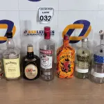 LOTE 032 - 12 GARRAFAS DIVERSAS PARA ENFEITE. (NO ESTADO) ATENÇÃO! FAZER A VISITAÇÃO ANTES DE ARREMATAR, NÃO SABEMOS SE FUNCIONA. LEILÃO NÃO TEM GARANTIA E NEM DEVOLUÇÃO, SUJEITO A POSSÍVEIS AVARIAS VISÍVEIS/OCULTAS E/OU AUSÊNCIA DE COMPONENTES.