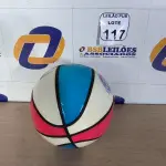 LOTE 117 - 01 BOLA DE BASQUETE PARA DECORAÇÃO. (NO ESTADO) ATENÇÃO! FAZER A VISITAÇÃO ANTES DE ARREMATAR, NÃO SABEMOS SE FUNCIONA. LEILÃO NÃO TEM GARANTIA E NEM DEVOLUÇÃO, SUJEITO A POSSÍVEIS AVARIAS VISÍVEIS/OCULTAS E/OU AUSÊNCIA DE COMPONENTES.