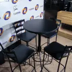 LOTE 040 - 01 MESA BISTRÔ COM 04 BANQUETAS ALTAS. (NO ESTADO) ATENÇÃO! FAZER A VISITAÇÃO ANTES DE ARREMATAR, NÃO SABEMOS SE FUNCIONA. LEILÃO NÃO TEM GARANTIA E NEM DEVOLUÇÃO, SUJEITO A POSSÍVEIS AVARIAS VISÍVEIS/OCULTAS E/OU AUSÊNCIA DE COMPONENTES.
