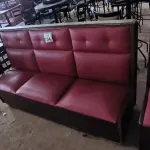 LOTE 134 - 01 SOFÁ PARA LANCHONETE 03 LUGARES. (NO ESTADO) ATENÇÃO! FAZER A VISITAÇÃO ANTES DE ARREMATAR, NÃO SABEMOS SE FUNCIONA. LEILÃO NÃO TEM GARANTIA E NEM DEVOLUÇÃO, SUJEITO A POSSÍVEIS AVARIAS VISÍVEIS/OCULTAS E/OU AUSÊNCIA DE COMPONENTES.