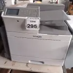 LOTE 295 - 01 IMPRESSORA MARCA LEXMARK MODELO C950DE. (NO ESTADO) ATENÇÃO! FAZER A VISITAÇÃO ANTES DE ARREMATAR, NÃO SABEMOS SE FUNCIONA. LEILÃO NÃO TEM GARANTIA E NEM DEVOLUÇÃO, SUJEITO A POSSÍVEIS AVARIAS VISÍVEIS/OCULTAS E/OU AUSÊNCIA DE COMPONENTES.