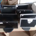 LOTE 116 - 08 MONITORES LCD MARCAS E MODELOS DIVERSOS. (NO ESTADO) ATENÇÃO! FAZER A VISITAÇÃO ANTES DE ARREMATAR, NÃO SABEMOS SE FUNCIONA. LEILÃO NÃO TEM GARANTIA E NEM DEVOLUÇÃO, SUJEITO A POSSÍVEIS AVARIAS VISÍVEIS/OCULTAS E/OU AUSÊNCIA DE COMPONENTES.
