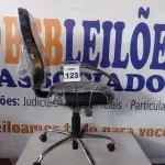 LOTE 123 - 01 CADEIRA GIRATÓRIA EM CORIM C/BASE CROMADA. (NO ESTADO) ATENÇÃO! FAZER A VISITAÇÃO ANTES DE ARREMATAR, NÃO SABEMOS SE FUNCIONA. LEILÃO NÃO TEM GARANTIA E NEM DEVOLUÇÃO, SUJEITO A POSSÍVEIS AVARIAS VISÍVEIS/OCULTAS E/OU AUSÊNCIA DE COMPONENTES.