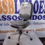 LOTE 218 - 01 CADEIRA DE ESCRITÓRIO C/BASE GIRATÓRIA NA COR PRETA. (NO ESTADO) ATENÇÃO! FAZER A VISITAÇÃO ANTES DE ARREMATAR, NÃO SABEMOS SE FUNCIONA. LEILÃO NÃO TEM GARANTIA E NEM DEVOLUÇÃO, SUJEITO A POSSÍVEIS AVARIAS VISÍVEIS/OCULTAS E/OU AUSÊNCIA DE COMPONENTES.