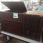 LOTE 261 - 01 RADIOLA ANTIGA MARCA PHILLIPS. (NO ESTADO) ATENÇÃO! FAZER A VISITAÇÃO ANTES DE ARREMATAR, NÃO SABEMOS SE FUNCIONA. LEILÃO NÃO TEM GARANTIA E NEM DEVOLUÇÃO, SUJEITO A POSSÍVEIS AVARIAS VISÍVEIS/OCULTAS E/OU AUSÊNCIA DE COMPONENTES.