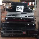 LOTE 246 - 02 VIDEOCASSETES E 05 APARELHOS DE DVD MARCAS E MODELOS DIVERSOS. (NO ESTADO) ATENÇÃO! FAZER A VISITAÇÃO ANTES DE ARREMATAR, NÃO SABEMOS SE FUNCIONA. LEILÃO NÃO TEM GARANTIA E NEM DEVOLUÇÃO, SUJEITO A POSSÍVEIS AVARIAS VISÍVEIS/OCULTAS E/OU AUSÊNCIA DE COMPONENTES.