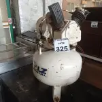 LOTE 325 - 01 COMPRESSOR ODONTOLÓGICO MARCA SCHULZ MODELO MSV6-30 C/AVARIAS. (NO ESTADO) ATENÇÃO! FAZER A VISITAÇÃO ANTES DE ARREMATAR, NÃO SABEMOS SE FUNCIONA. LEILÃO NÃO TEM GARANTIA E NEM DEVOLUÇÃO, SUJEITO A POSSÍVEIS AVARIAS VISÍVEIS/OCULTAS E/OU AUSÊNCIA DE COMPONENTES.