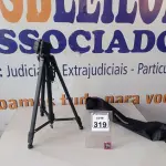 LOTE 319 - 01 TRIPÉ P/ CÂMERA FOTOGRÁFICA MARCA TOMATE. (NO ESTADO) ATENÇÃO! FAZER A VISITAÇÃO ANTES DE ARREMATAR, NÃO SABEMOS SE FUNCIONA. LEILÃO NÃO TEM GARANTIA E NEM DEVOLUÇÃO, SUJEITO A POSSÍVEIS AVARIAS VISÍVEIS/OCULTAS E/OU AUSÊNCIA DE COMPONENTES.