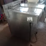 LOTE 326 - 01 FRITADEIRA INDUSTRIAL EM INOX ELÉTRICA. (NO ESTADO) ATENÇÃO! FAZER A VISITAÇÃO ANTES DE ARREMATAR, NÃO SABEMOS SE FUNCIONA. LEILÃO NÃO TEM GARANTIA E NEM DEVOLUÇÃO, SUJEITO A POSSÍVEIS AVARIAS VISÍVEIS/OCULTAS E/OU AUSÊNCIA DE COMPONENTES.