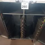 LOTE 260 - 01 CARRINHO P/FRIOS 02 PORTAS EM INOX. (NO ESTADO) ATENÇÃO! FAZER A VISITAÇÃO ANTES DE ARREMATAR, NÃO SABEMOS SE FUNCIONA. LEILÃO NÃO TEM GARANTIA E NEM DEVOLUÇÃO, SUJEITO A POSSÍVEIS AVARIAS VISÍVEIS/OCULTAS E/OU AUSÊNCIA DE COMPONENTES.