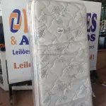 LOTE 257 - 01 CAMA BOX SOLTEIRO. (NO ESTADO) ATENÇÃO! FAZER A VISITAÇÃO ANTES DE ARREMATAR, NÃO SABEMOS SE FUNCIONA. LEILÃO NÃO TEM GARANTIA E NEM DEVOLUÇÃO, SUJEITO A POSSÍVEIS AVARIAS VISÍVEIS/OCULTAS E/OU AUSÊNCIA DE COMPONENTES.