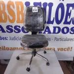 LOTE 218 - 01 CADEIRA DE ESCRITÓRIO C/BASE GIRATÓRIA NA COR PRETA. (NO ESTADO) ATENÇÃO! FAZER A VISITAÇÃO ANTES DE ARREMATAR, NÃO SABEMOS SE FUNCIONA. LEILÃO NÃO TEM GARANTIA E NEM DEVOLUÇÃO, SUJEITO A POSSÍVEIS AVARIAS VISÍVEIS/OCULTAS E/OU AUSÊNCIA DE COMPONENTES.