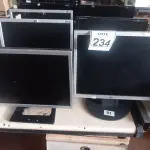 LOTE 234 - 08 MONITORES LCD MARCAS E MODELOS DIVERSOS. (NO ESTADO) ATENÇÃO! FAZER A VISITAÇÃO ANTES DE ARREMATAR, NÃO SABEMOS SE FUNCIONA. LEILÃO NÃO TEM GARANTIA E NEM DEVOLUÇÃO, SUJEITO A POSSÍVEIS AVARIAS VISÍVEIS/OCULTAS E/OU AUSÊNCIA DE COMPONENTES.