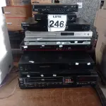 LOTE 246 - 02 VIDEOCASSETES E 05 APARELHOS DE DVD MARCAS E MODELOS DIVERSOS. (NO ESTADO) ATENÇÃO! FAZER A VISITAÇÃO ANTES DE ARREMATAR, NÃO SABEMOS SE FUNCIONA. LEILÃO NÃO TEM GARANTIA E NEM DEVOLUÇÃO, SUJEITO A POSSÍVEIS AVARIAS VISÍVEIS/OCULTAS E/OU AUSÊNCIA DE COMPONENTES.
