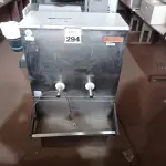 LOTE 294 - 01 BEBEDOURO MARCA NARDIN INCOMPLETO. (NO ESTADO) ATENÇÃO! FAZER A VISITAÇÃO ANTES DE ARREMATAR, NÃO SABEMOS SE FUNCIONA. LEILÃO NÃO TEM GARANTIA E NEM DEVOLUÇÃO, SUJEITO A POSSÍVEIS AVARIAS VISÍVEIS/OCULTAS E/OU AUSÊNCIA DE COMPONENTES.
