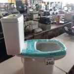 LOTE 340 - 01 VASO SANITÁRIO C/CAIXA ACOPLADA MARCA DECA(NOVO). (NO ESTADO) ATENÇÃO! FAZER A VISITAÇÃO ANTES DE ARREMATAR, NÃO SABEMOS SE FUNCIONA. LEILÃO NÃO TEM GARANTIA E NEM DEVOLUÇÃO, SUJEITO A POSSÍVEIS AVARIAS VISÍVEIS/OCULTAS E/OU AUSÊNCIA DE COMPONENTES.