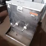 LOTE 294 - 01 BEBEDOURO MARCA NARDIN INCOMPLETO. (NO ESTADO) ATENÇÃO! FAZER A VISITAÇÃO ANTES DE ARREMATAR, NÃO SABEMOS SE FUNCIONA. LEILÃO NÃO TEM GARANTIA E NEM DEVOLUÇÃO, SUJEITO A POSSÍVEIS AVARIAS VISÍVEIS/OCULTAS E/OU AUSÊNCIA DE COMPONENTES.