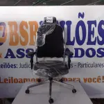 LOTE 212 - 01 CADEIRA DE ESCRITÓRIO C/BASE GIRATÓRIA NA COR PRETA. (NO ESTADO) ATENÇÃO! FAZER A VISITAÇÃO ANTES DE ARREMATAR, NÃO SABEMOS SE FUNCIONA. LEILÃO NÃO TEM GARANTIA E NEM DEVOLUÇÃO, SUJEITO A POSSÍVEIS AVARIAS VISÍVEIS/OCULTAS E/OU AUSÊNCIA DE COMPONENTES.