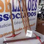 LOTE 332 - 02 PICARETAS E 04 CABOS DE MADEIRA(NOVO). (NO ESTADO) ATENÇÃO! FAZER A VISITAÇÃO ANTES DE ARREMATAR, NÃO SABEMOS SE FUNCIONA. LEILÃO NÃO TEM GARANTIA E NEM DEVOLUÇÃO, SUJEITO A POSSÍVEIS AVARIAS VISÍVEIS/OCULTAS E/OU AUSÊNCIA DE COMPONENTES.