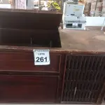 LOTE 261 - 01 RADIOLA ANTIGA MARCA PHILLIPS. (NO ESTADO) ATENÇÃO! FAZER A VISITAÇÃO ANTES DE ARREMATAR, NÃO SABEMOS SE FUNCIONA. LEILÃO NÃO TEM GARANTIA E NEM DEVOLUÇÃO, SUJEITO A POSSÍVEIS AVARIAS VISÍVEIS/OCULTAS E/OU AUSÊNCIA DE COMPONENTES.