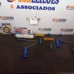 LOTE 169 - 03 SUPORTES P/ROLO DE PINTURA MARCA TIGRE, 04 ROLOS P/PINTURA(NOVOS) E 02 MINI ROLOS P/PINTURA JÁ C/SUPORTE. (NO ESTADO) ATENÇÃO! FAZER A VISITAÇÃO ANTES DE ARREMATAR, NÃO SABEMOS SE FUNCIONA. LEILÃO NÃO TEM GARANTIA E NEM DEVOLUÇÃO, SUJEITO A POSSÍVEIS AVARIAS VISÍVEIS/OCULTAS E/OU AUSÊNCIA DE COMPONENTES.