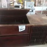 LOTE 261 - 01 RADIOLA ANTIGA MARCA PHILLIPS. (NO ESTADO) ATENÇÃO! FAZER A VISITAÇÃO ANTES DE ARREMATAR, NÃO SABEMOS SE FUNCIONA. LEILÃO NÃO TEM GARANTIA E NEM DEVOLUÇÃO, SUJEITO A POSSÍVEIS AVARIAS VISÍVEIS/OCULTAS E/OU AUSÊNCIA DE COMPONENTES.