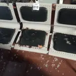 LOTE 210 - 01 LONGARINA COM 03 LUGARES BASE DE FERRO. (NO ESTADO) ATENÇÃO! FAZER A VISITAÇÃO ANTES DE ARREMATAR, NÃO SABEMOS SE FUNCIONA. LEILÃO NÃO TEM GARANTIA E NEM DEVOLUÇÃO, SUJEITO A POSSÍVEIS AVARIAS VISÍVEIS/OCULTAS E/OU AUSÊNCIA DE COMPONENTES.