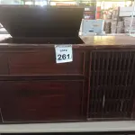 LOTE 261 - 01 RADIOLA ANTIGA MARCA PHILLIPS. (NO ESTADO) ATENÇÃO! FAZER A VISITAÇÃO ANTES DE ARREMATAR, NÃO SABEMOS SE FUNCIONA. LEILÃO NÃO TEM GARANTIA E NEM DEVOLUÇÃO, SUJEITO A POSSÍVEIS AVARIAS VISÍVEIS/OCULTAS E/OU AUSÊNCIA DE COMPONENTES.