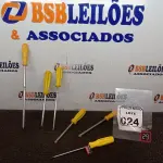 LOTE 024 - 06 CHAVES PHILIPS TAMANHOS DIVERSOS. (NO ESTADO) ATENÇÃO! FAZER A VISITAÇÃO ANTES DE ARREMATAR, NÃO SABEMOS SE FUNCIONA. LEILÃO NÃO TEM GARANTIA E NEM DEVOLUÇÃO, SUJEITO A POSSÍVEIS AVARIAS VISÍVEIS/OCULTAS E/OU AUSÊNCIA DE COMPONENTES.