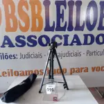 LOTE 016 - 01 TRIPÉ P/CÂMERA MARCA TOMATE(NOVO). (NO ESTADO) ATENÇÃO! FAZER A VISITAÇÃO ANTES DE ARREMATAR, NÃO SABEMOS SE FUNCIONA. LEILÃO NÃO TEM GARANTIA E NEM DEVOLUÇÃO, SUJEITO A POSSÍVEIS AVARIAS VISÍVEIS/OCULTAS E/OU AUSÊNCIA DE COMPONENTES.