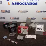 LOTE 097 - 03 FONTES CHAVEADAS 03 BATERIAS PEQUENAS E 01 FECHADURA DE PORTA. (NO ESTADO) ATENÇÃO! FAZER A VISITAÇÃO ANTES DE ARREMATAR, NÃO SABEMOS SE FUNCIONA. LEILÃO NÃO TEM GARANTIA E NEM DEVOLUÇÃO, SUJEITO A POSSÍVEIS AVARIAS VISÍVEIS/OCULTAS E/OU AUSÊNCIA DE COMPONENTES.