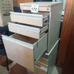 LOTE 172 - 02 GAVETEIROS EM MADEIRA. (NO ESTADO) ATENÇÃO! FAZER A VISITAÇÃO ANTES DE ARREMATAR, NÃO SABEMOS SE FUNCIONA. LEILÃO NÃO TEM GARANTIA E NEM DEVOLUÇÃO, SUJEITO A POSSÍVEIS AVARIAS VISÍVEIS/OCULTAS E/OU AUSÊNCIA DE COMPONENTES.