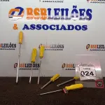 LOTE 024 - 06 CHAVES PHILIPS TAMANHOS DIVERSOS. (NO ESTADO) ATENÇÃO! FAZER A VISITAÇÃO ANTES DE ARREMATAR, NÃO SABEMOS SE FUNCIONA. LEILÃO NÃO TEM GARANTIA E NEM DEVOLUÇÃO, SUJEITO A POSSÍVEIS AVARIAS VISÍVEIS/OCULTAS E/OU AUSÊNCIA DE COMPONENTES.