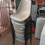 LOTE 441 - 11 CADEIRAS DE PLÁSTICO C/BASE DE FERRO. (NO ESTADO) ATENÇÃO! FAZER A VISITAÇÃO ANTES DE ARREMATAR, NÃO SABEMOS SE FUNCIONA. LEILÃO NÃO TEM GARANTIA E NEM DEVOLUÇÃO, SUJEITO A POSSÍVEIS AVARIAS VISÍVEIS/OCULTAS E/OU AUSÊNCIA DE COMPONENTES.